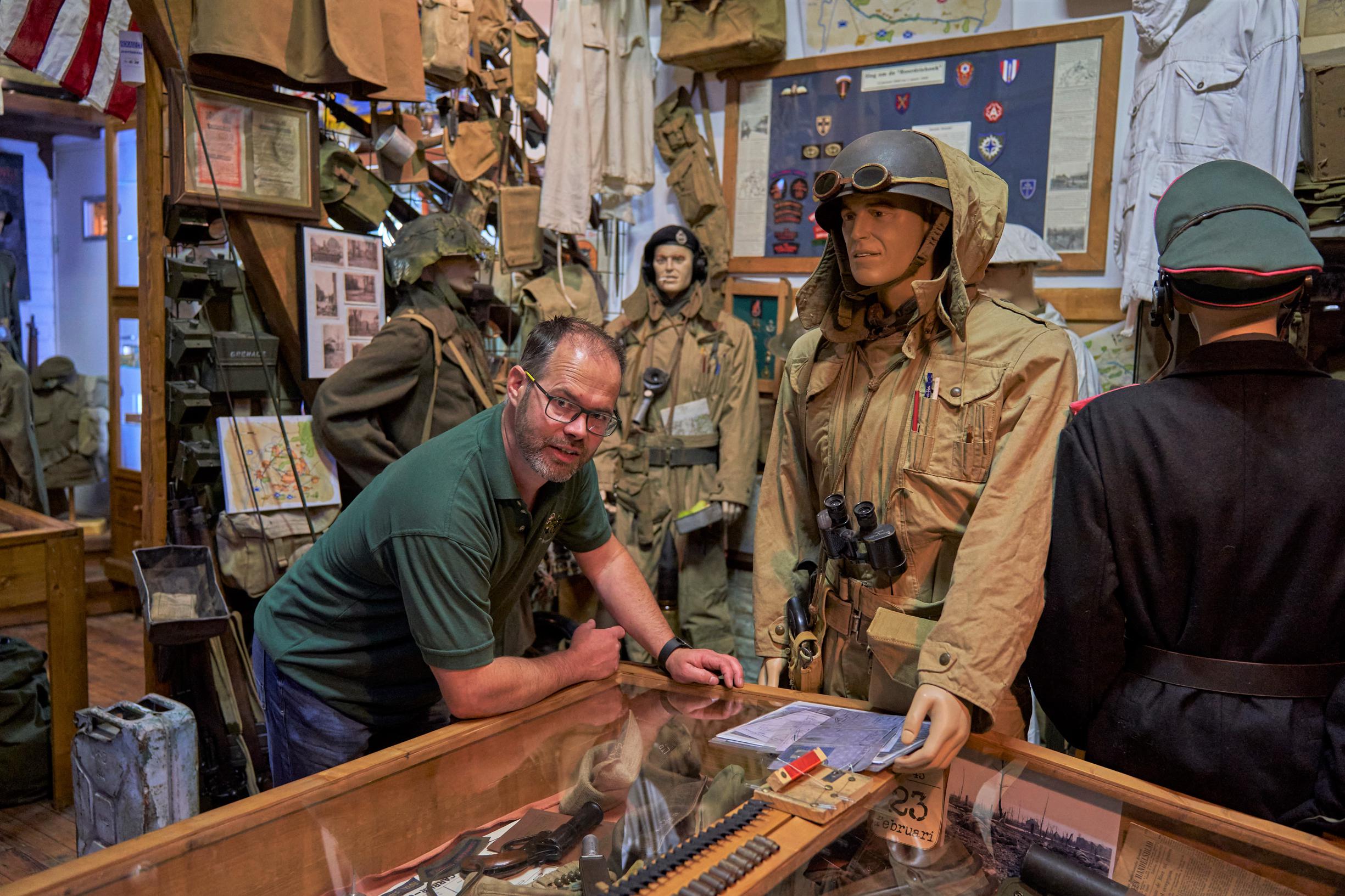 Museum om de hoek: Britse, Duitse en Amerikaanse soldaten houden zich schuil op een hooizolder in Mo